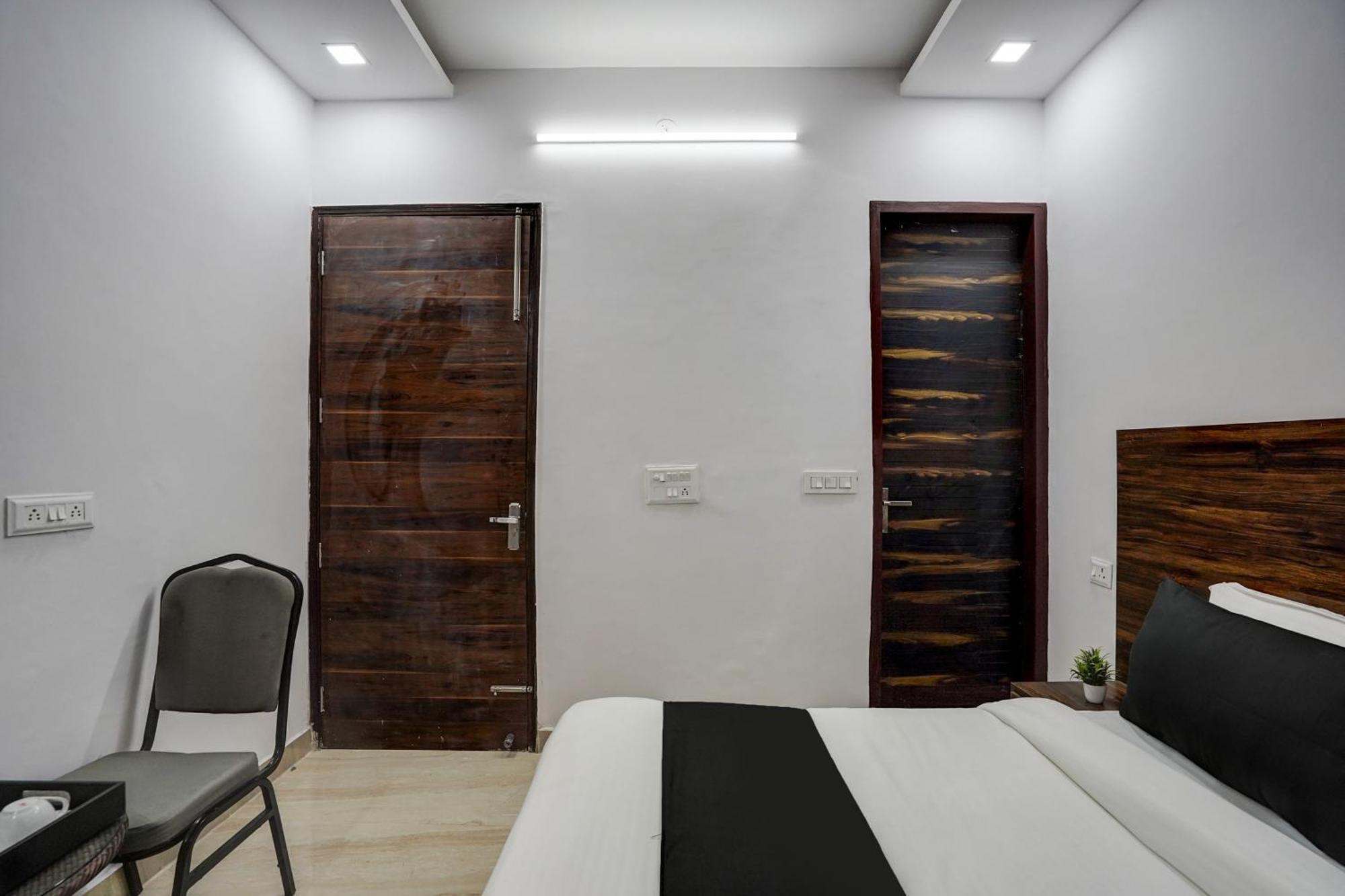Townhouse Cloud Bay Hotell Gurgaon Eksteriør bilde