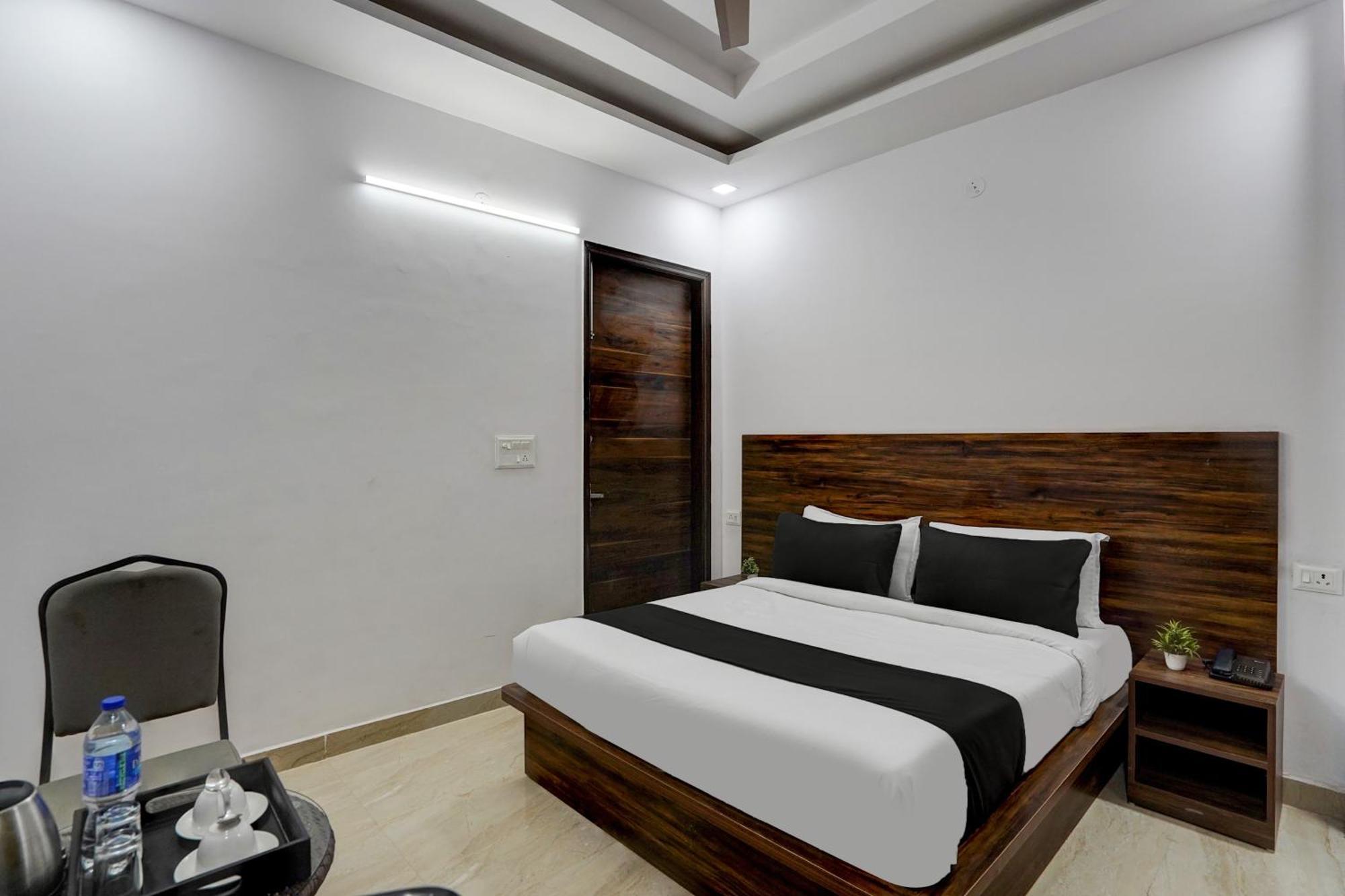 Townhouse Cloud Bay Hotell Gurgaon Eksteriør bilde