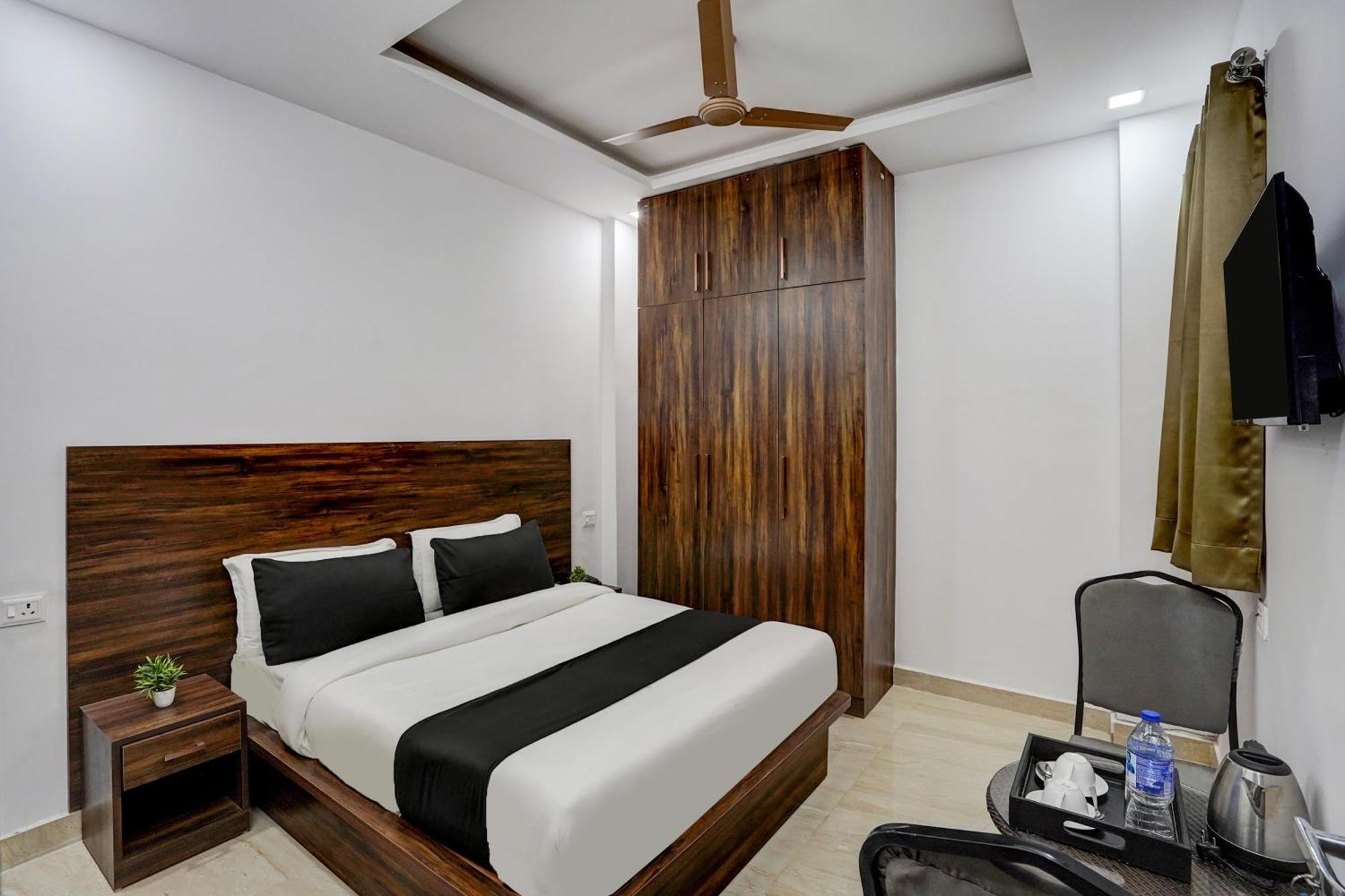 Townhouse Cloud Bay Hotell Gurgaon Eksteriør bilde
