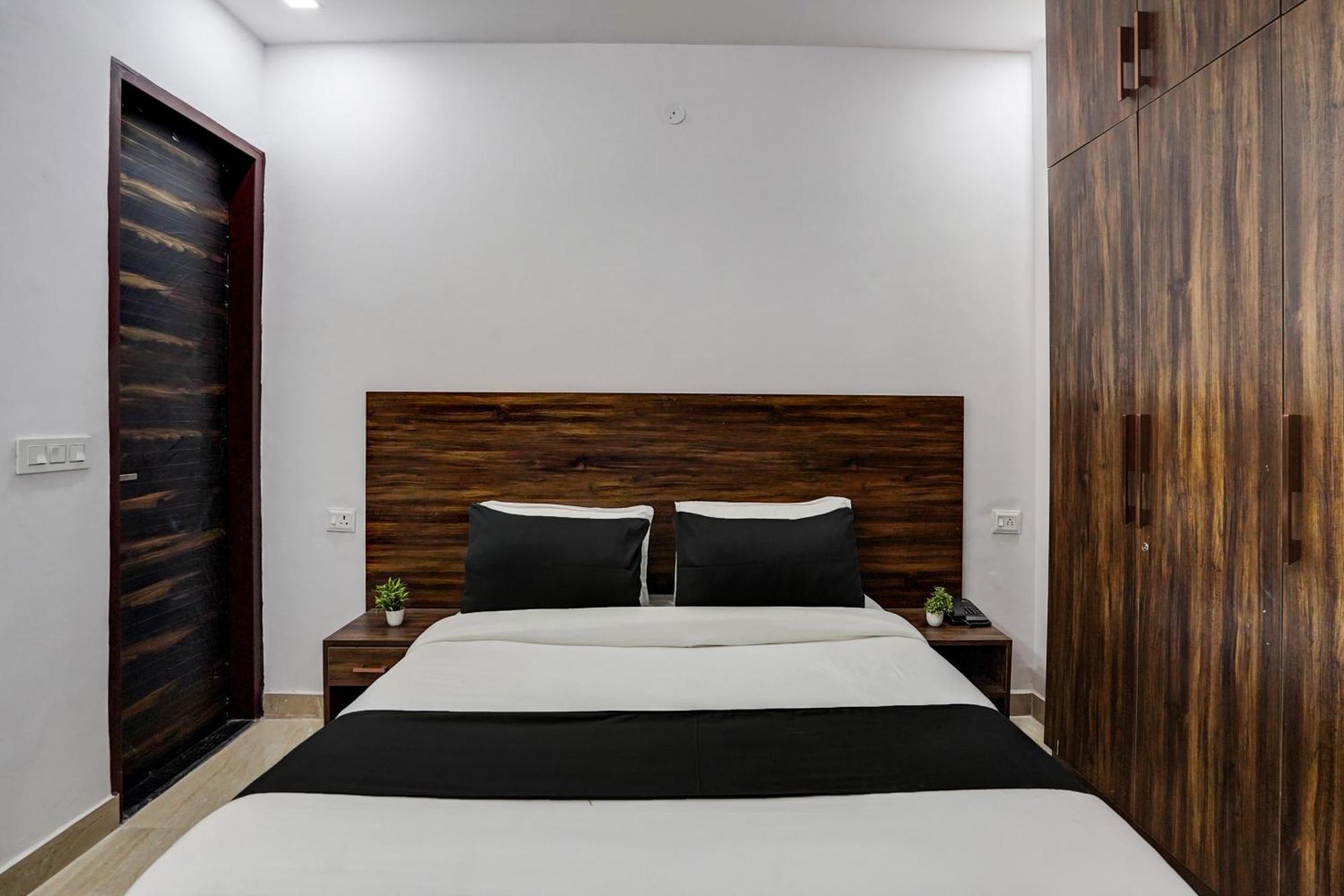 Townhouse Cloud Bay Hotell Gurgaon Eksteriør bilde