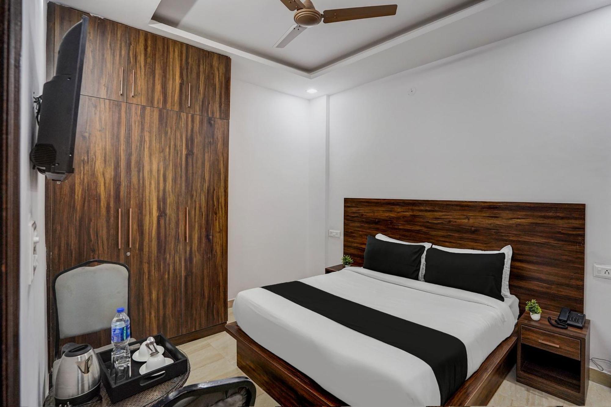 Townhouse Cloud Bay Hotell Gurgaon Eksteriør bilde