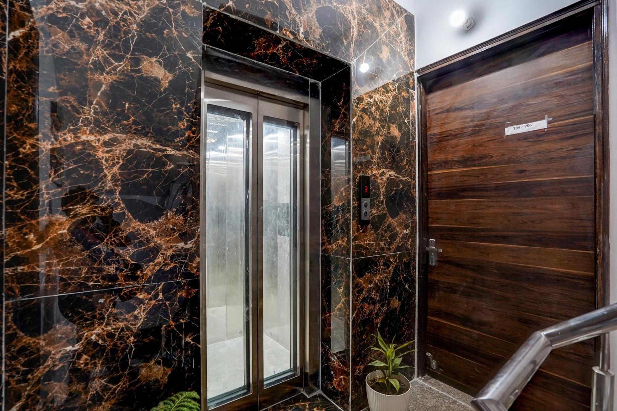 Townhouse Cloud Bay Hotell Gurgaon Eksteriør bilde