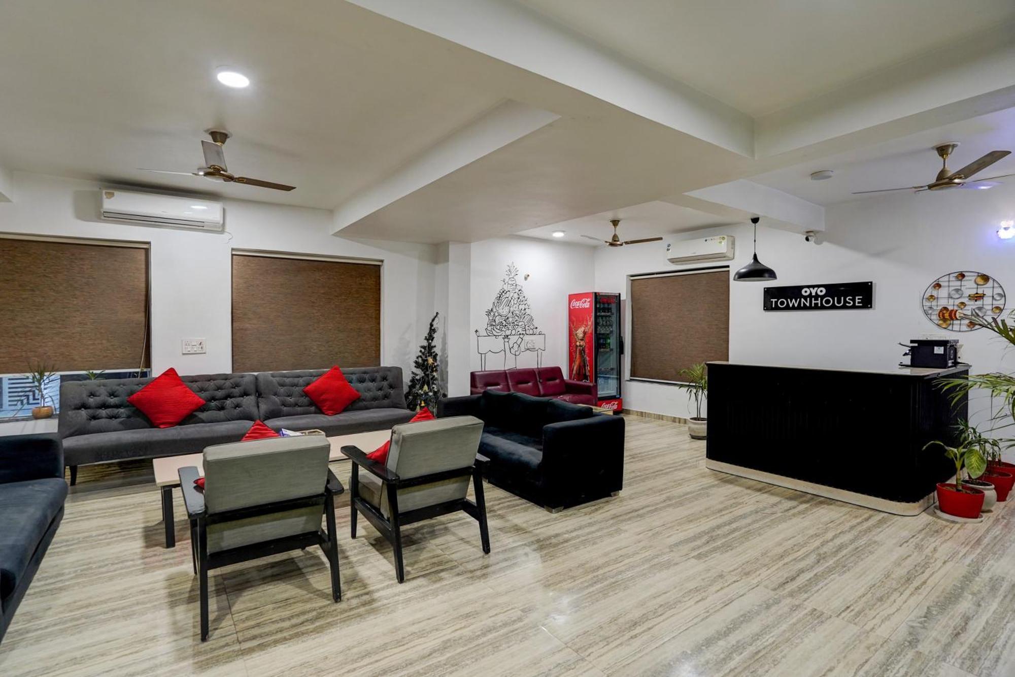 Townhouse Cloud Bay Hotell Gurgaon Eksteriør bilde