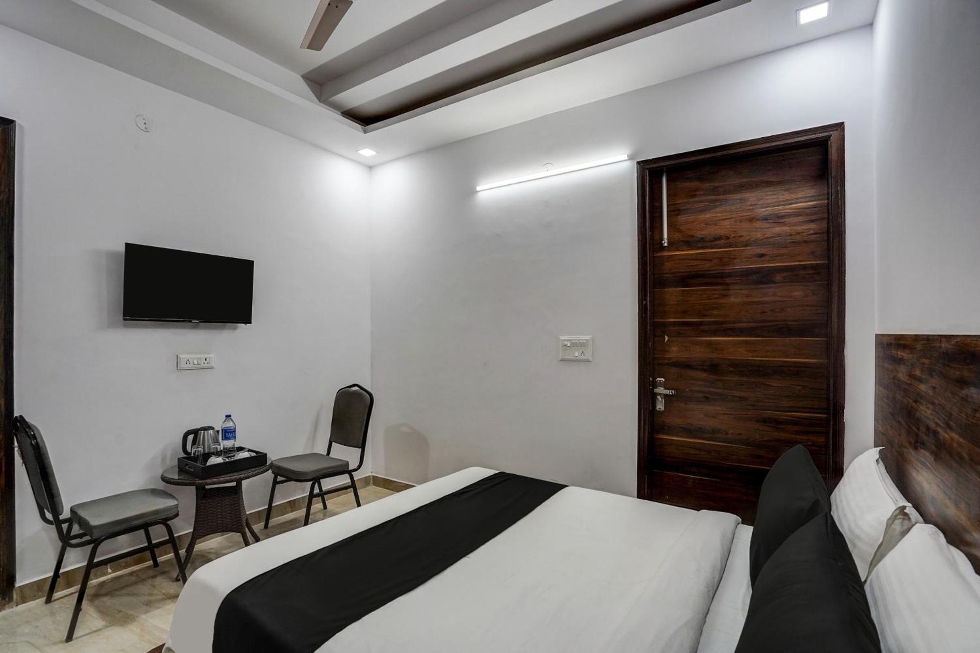 Townhouse Cloud Bay Hotell Gurgaon Eksteriør bilde