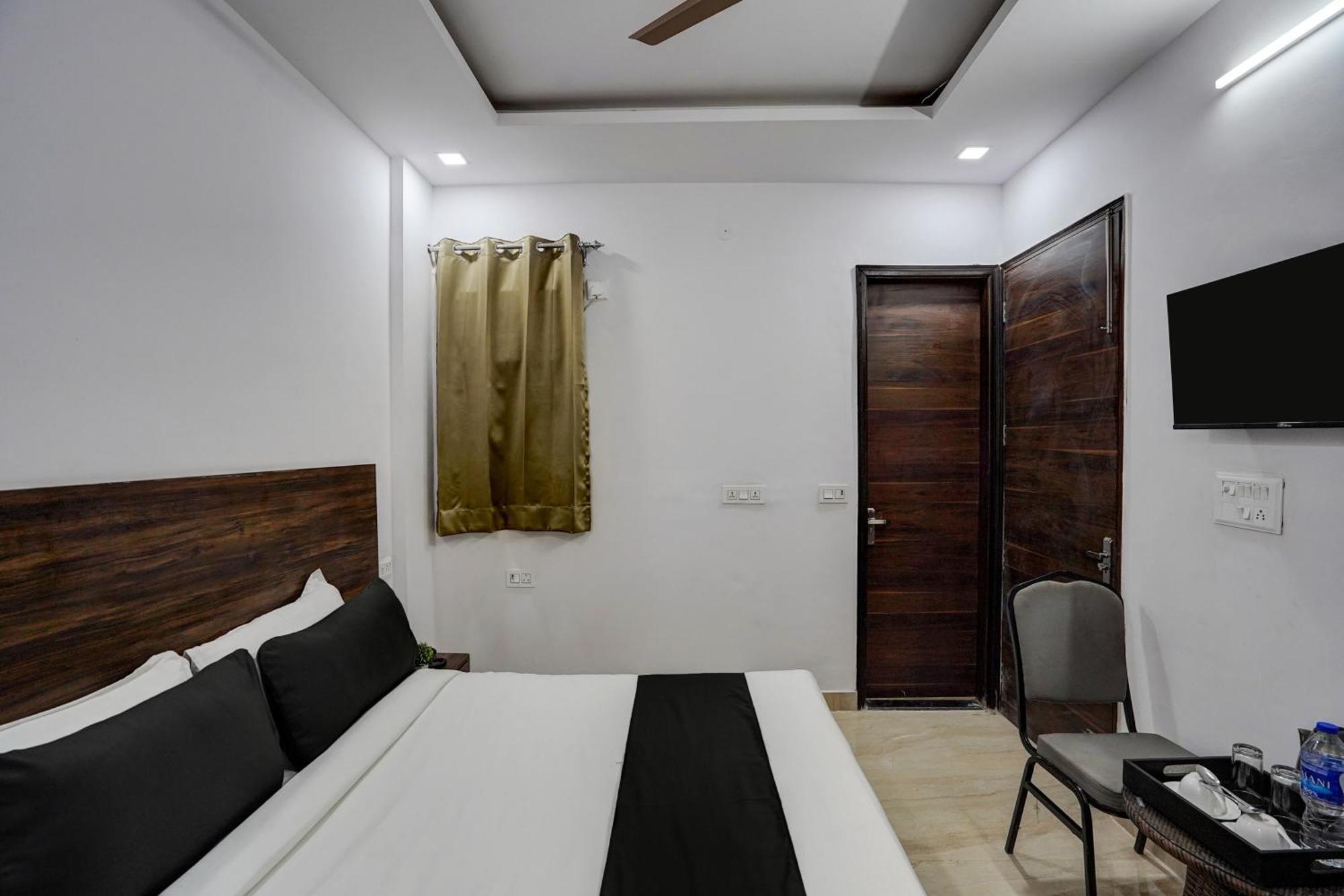 Townhouse Cloud Bay Hotell Gurgaon Eksteriør bilde