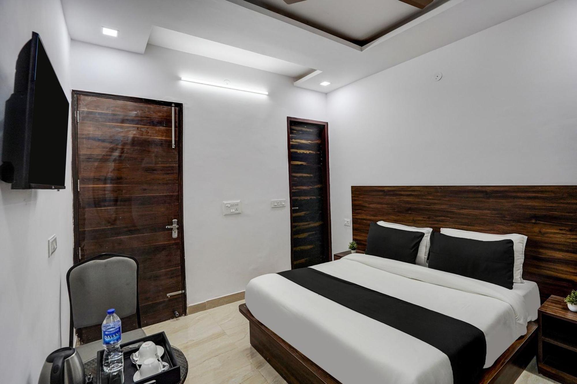Townhouse Cloud Bay Hotell Gurgaon Eksteriør bilde